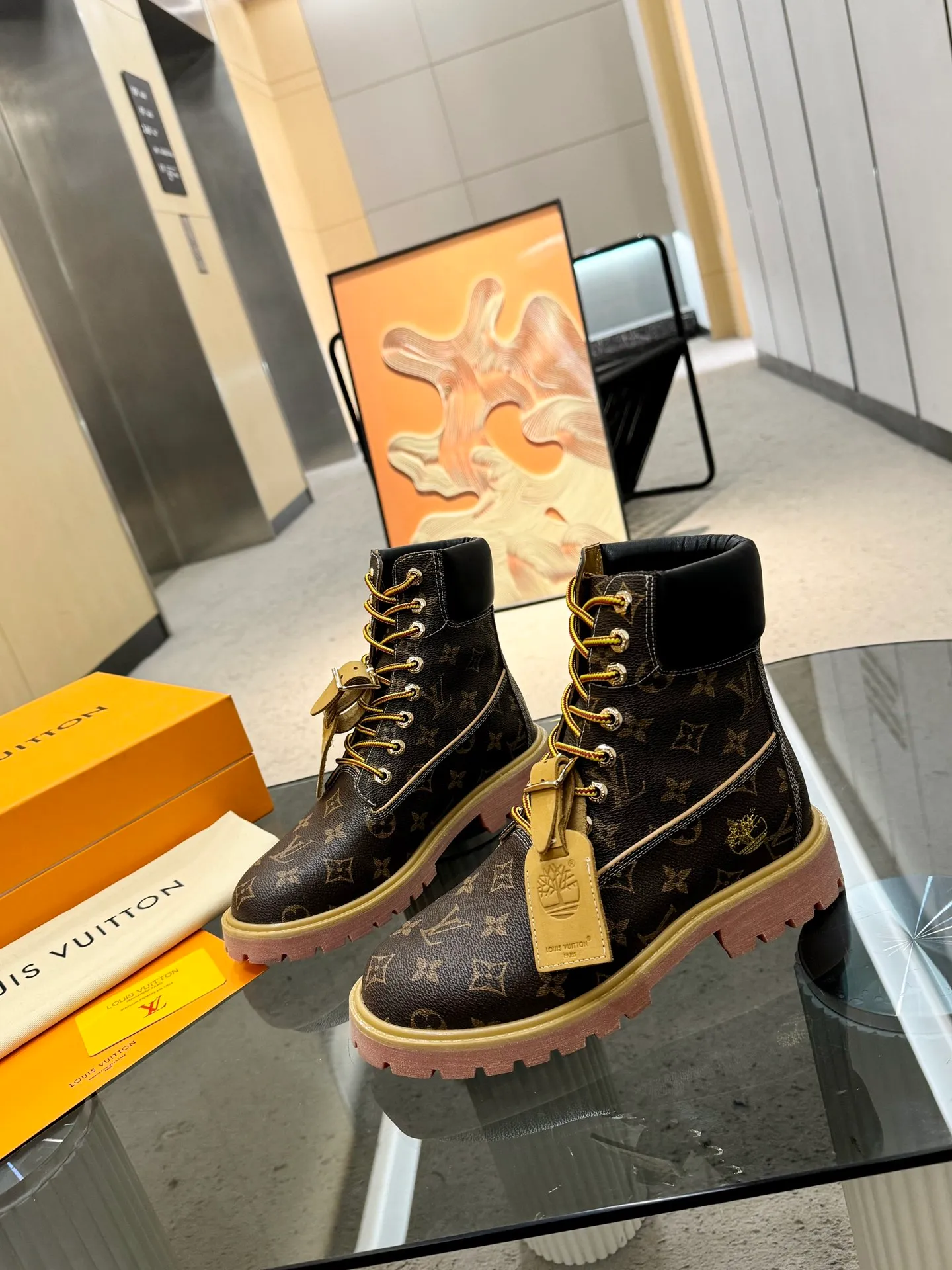 👟👟Ex-factory price 560👟👟 Men's size +20 Top version: 🏆Louis Vuitton x Timberland co-branded Via Instagram Lv ²⁰²4𝐬𝐬 Early autumn Timberland rhubarb boots worn by many stars 💯Multiple sets of outfits, autumn and winter limited edition👊 It is very difficult to buy at counters. This will be the first explosive version to detonate early autumn. It is worthy of having a unique fashion trend leading style. It is highly recommended to buy. Fabric: first layer nubuck leather. Lining: cowhide lining. Outsole: two-color rubber (sole thickness 5cm). Size: Female 35-41 (41 customized) Male 39-45 (45 customized)